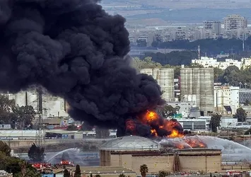İsrail'de petrol rafinerisinde yangın