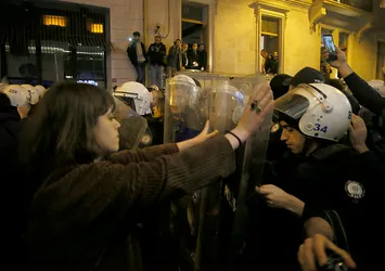 Taksim'deki izinsiz 8 Mart gösterilerinde 34 kişi gözaltına alındı