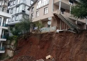 Sancaktepe'de bir bina çökmek üzere!