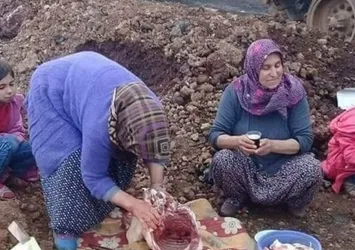Yörük kadını Türk askerini kurban keserek uğurladı
