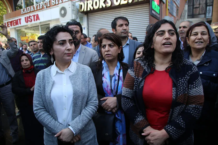 Diyarbakır'da belediye önünde toplanan HDP ve DBP'lilere vatandaştan sert tepki - 2