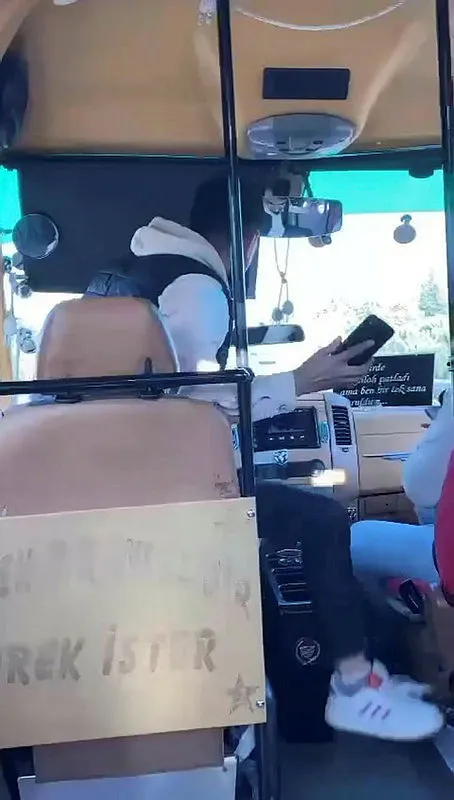 1667654751939.jpg Trafik magandaları faciaya davete çıkardı! Seyir halindeki minibüsün şoförü koltuğundan kalktı yerine arkadaşı geçti - 2