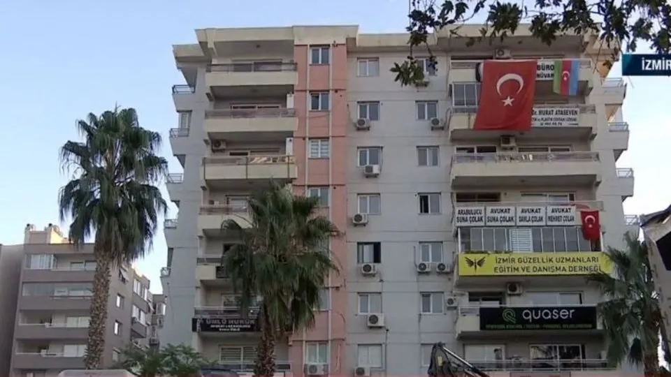 Izmir De Korku Dolu Anlar Riza Bey Apartmani Nin Yanindaki Bina Sallandi Ekipler Uzaklastirildi Ahaber Son Dakika Video Izle