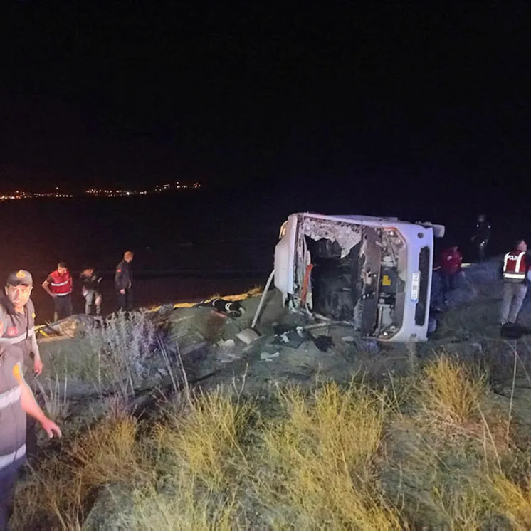 Göçmenleri taşıyan otobüs şarampole devrildi