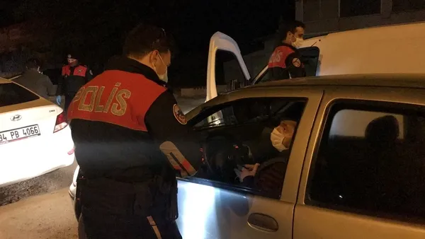 Kısıtlamada sokağa çıktı! Cezayı yiyince gazetecilere tükürdü - 7