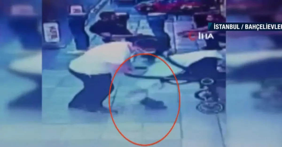 Bebek arabasını sürerken çocuğu düşürdü