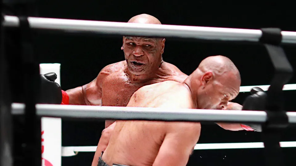 Boksun efsaneleri Mike Tyson ve Roy Jones yıllar sonra ringe çıktı! Karşılaşma nefesleri kesti