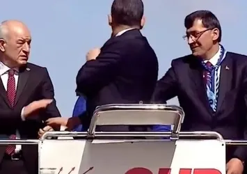 CHP lideri Özgür Özel yine adayları karıştırdı! CHP Kütahya adayı Eyüp Kahveci'nin yerine başka partilinin elini havaya kaldırdı
