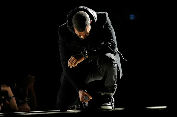 Kanye West'in ayakkabılarına dudak uçuklatan rakam - 1