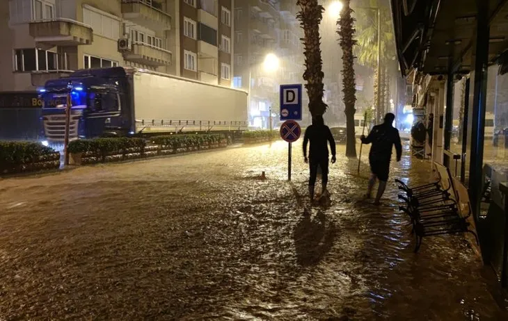 Antalya’da kuvvetli yağış sele neden oldu! Kumluca’da eğitime 1 gün ara verildi