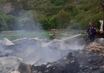 Sivas'ta yıldırım düşen noktada yangın çıktı! Samanlık küle döndü