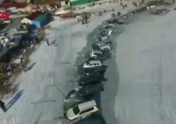 Buz kırıldı, 30 araç suya gömüldü