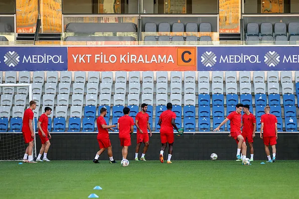 Başakşehir evinde fırsat tepti! Başakşehir - Royal Antwerp: 1-1 MAÇ SONUCU ÖZET