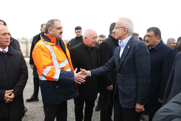 Depremden etkilenen yollar için seferberlik! Bakan Uraloğlu son durumu açıkladı: 6,3 milyar TL harcandı - 1