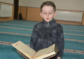 Son dakika: 4 yaşındaki küçük çocuk Kur'an-ı Kerim’i hatim etti