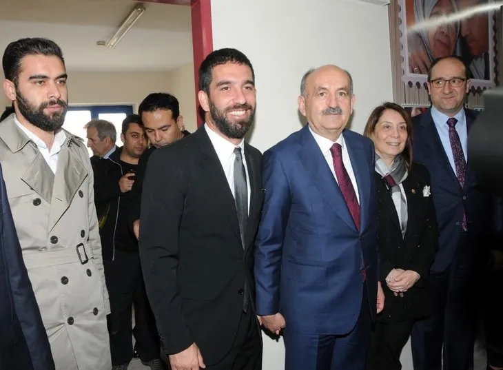 Arda Turan ile Bakan Müezzinoğlu protokol imzaladı