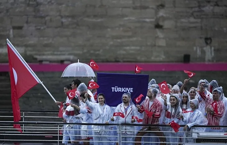 Paris’te millilerimiz sahnede! Ay yıldızlı bayrağımız geçit yaptılar | Törenden guru dolu anlar