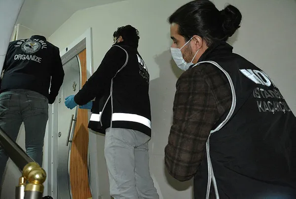 1624640641361.jpg ByLock yüklü telefonları duşakabinin altına gizlemişler! FETÖ'ye yönelik operasyonda garip olay - 3