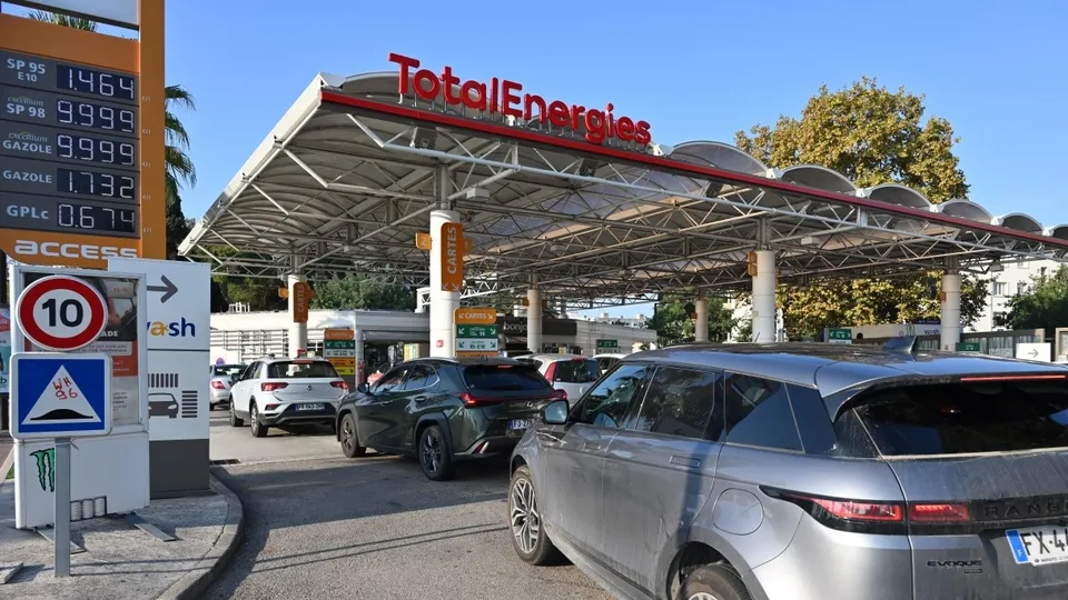Fransa'da uzun akaryakıt kuyruğu