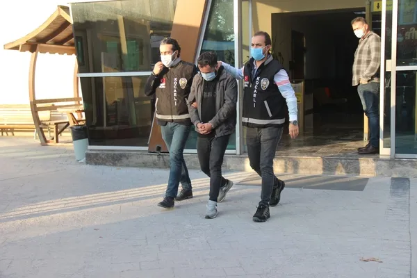 3-kisi-ev-arkadaslarini-once-bogdu-sonra-iple-baglayip-dereye-attilar-1634887551080.jpg 3 kişi ev arkadaşlarını önce boğdu sonra iple bağlayıp dereye attılar - 7