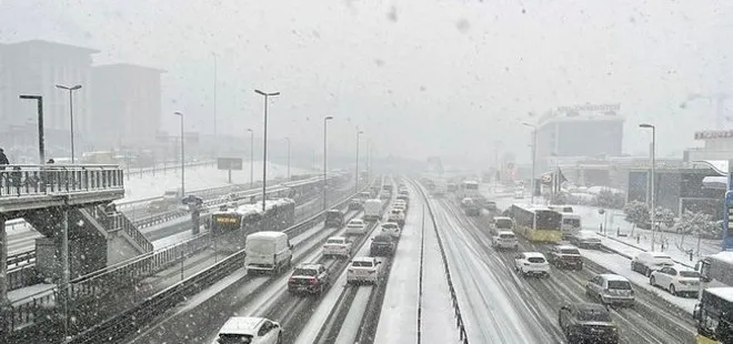 Kar yağışında gök gürültüsü olur mu? Kar yağınca şimşek çakar mı? İstanbul’da kar yağışı...
