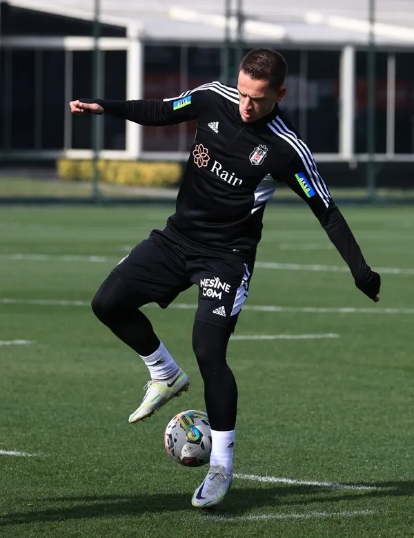 amir-hadziahmetovic-besiktastaki-ilk-antrenmanina-cikti-1675350673064.jpg Amir Hadziahmetovic Beşiktaş’taki ilk antrenmanına çıktı - 3