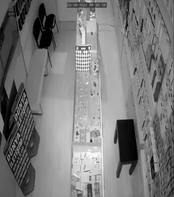 diyarbakirda-deprem-aninin-yeni-goruntuleri-ortaya-cikti-zemin-besik-gibi-sallandi-1678521280635.jpg Diyarbakır’da deprem anının yeni görüntüleri ortaya çıktı! Zemin beşik gibi sallandı - 1