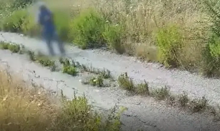 İtalya’da kundakçıyı fotokapan yakaladı! Çalılıkları yakıp hemen kaçtı
