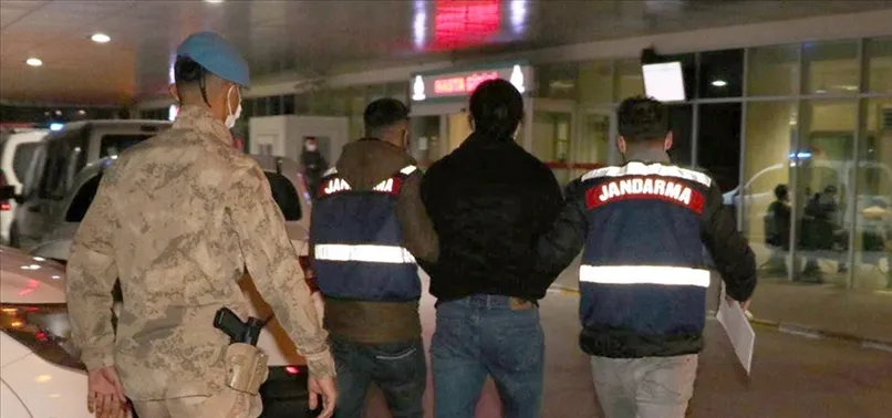 İzmir açıklarında tekneyle yurt dışına kaçmaya çalışan 51 FETÖ üyesi yakalandı