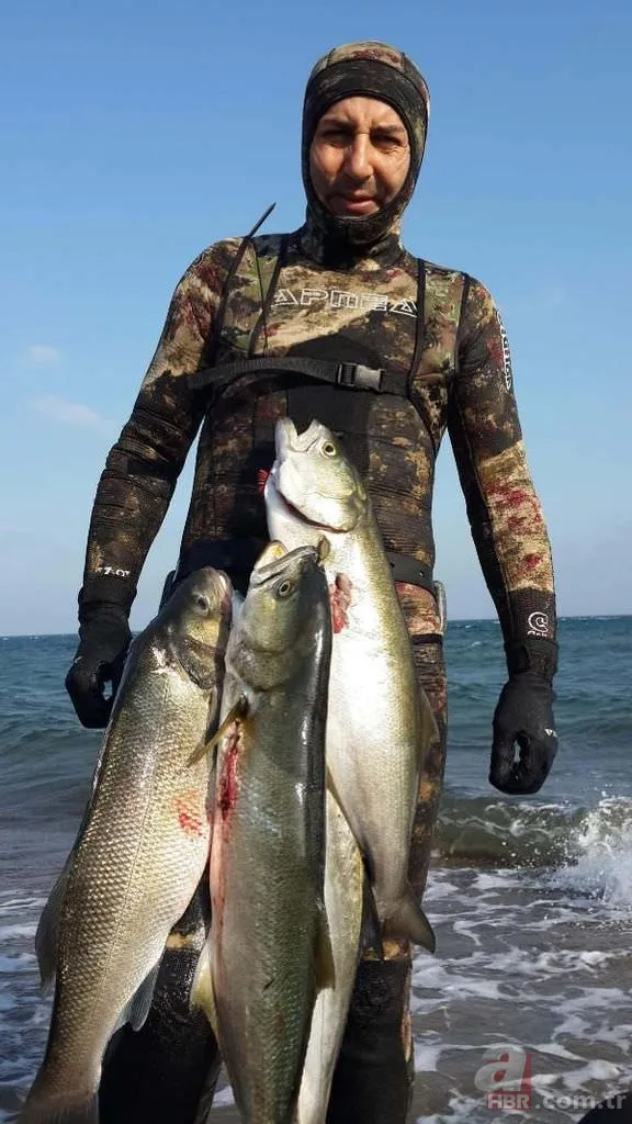 Tüpsüz dalışta, boyu büyüklüğünde balık avlıyor 1