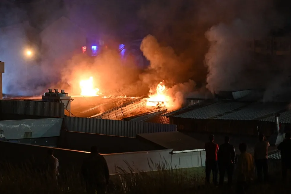 arnavutkoyde-fabrika-yangini-alevler-cevredeki-yapilara-sicradi-1778289636940.jpg Arnavutköy’de fabrika yangını! Alevler çevredeki yapılara sıçradı - 2