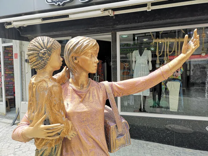 1592830844479.jpg Kimse anlam veremedi! Selfie yapan kadın heykelinin elindeki telefon çalındı - 1