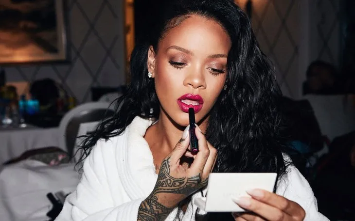 Rihanna evini bir sevete kiraladı! Rihanna makyajsız fotoğraflarıyla olay oldu