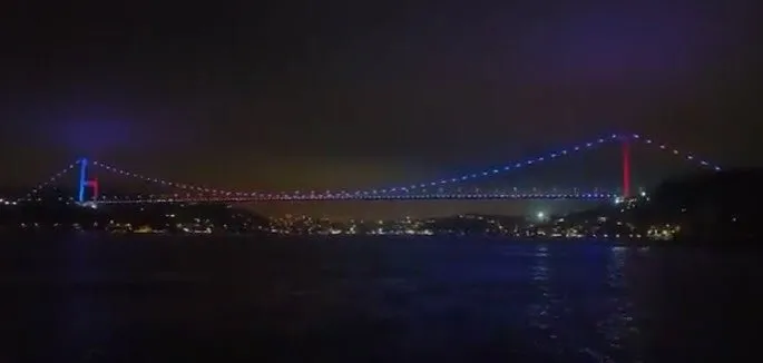 İstanbul Boğazı’nda Trabzonspor coşkusu! Bayrak asıldı, köprü bordo mavi oldu