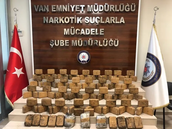 Van’da uyuşturucu tacirlerine narkotik köpeği Efes’ten darbe - 1