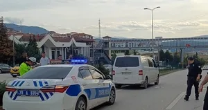 Kamyonet ve motosiklet birbirine girdi!