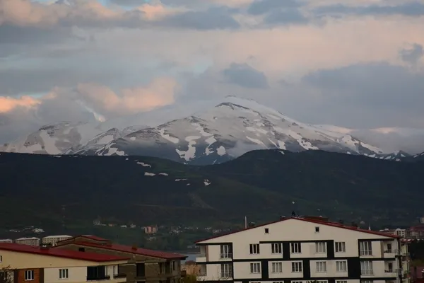 tatvanin-yuksek-kesimleri-beyaz-ortuyle-kaplandi-1652248329969.jpg Tatvan'ın yüksek kesimleri beyaz örtüyle kaplandı - 3