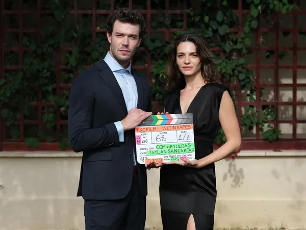 sarsici-bir-ask-hikayesi-altin-kafes-yakinda-atvde-1698227157317.jpg Sarsıcı Bir Aşk Hikayesi: ‘Altın Kafes’ Yakında atv’de! - 2