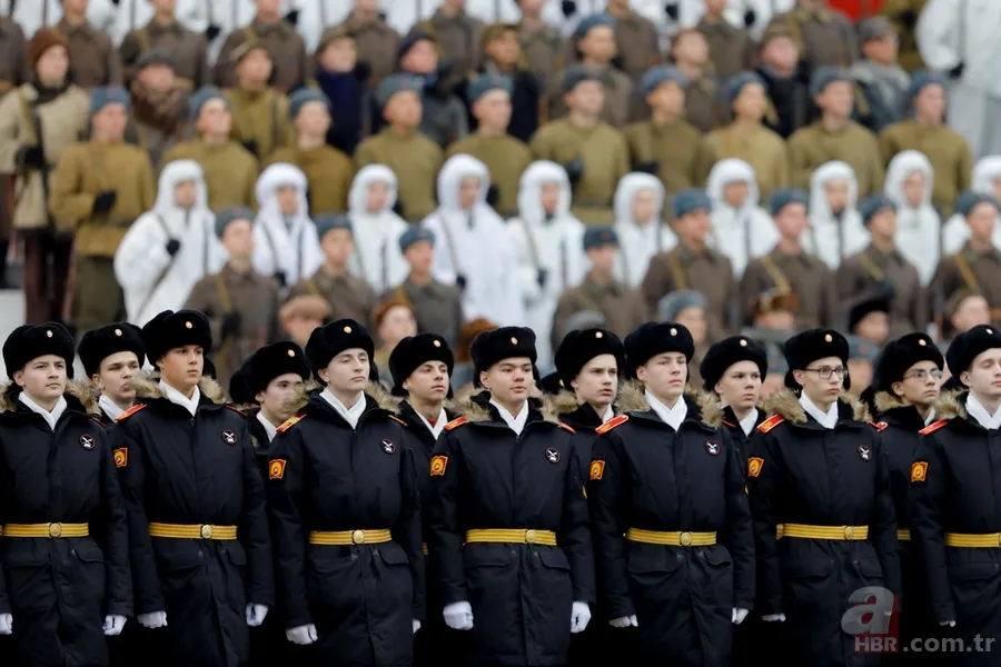 Rusya'dan renkli görüntüler! 'Sovyet askerleri' Kızıl Meydan'da... 3