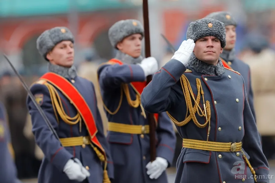 Rusya'dan renkli görüntüler! 'Sovyet askerleri' Kızıl Meydan'da... 6