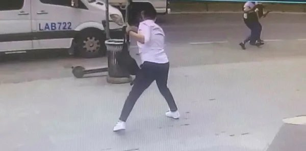fatihte-iett-soforu-ile-yolcu-kavga-etti-silahlar-cekildi-tekme-ve-yumruklar-havada-ucustu-1695731199695.jpeg Fatih'te İETT şoförü ile yolcu kavga etti! Silahlar çekildi tekme ve yumruklar havada uçuştu - 2