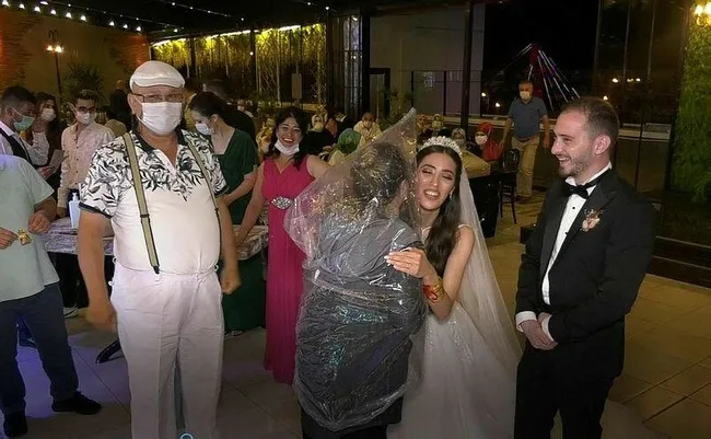 Samsun'daki düğünde kafasına poşet geçirip gelin ve damada sarıldı - 4