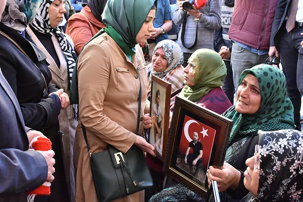 Diyarbakır'daki evlat nöbetindeki ailelerden Başkan Erdoğan ve Devlet Bahçeli'ye hediye - 2