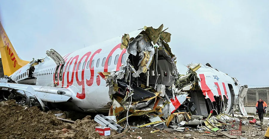 Son dakika: Pegasus uçağının enkaz kaldırma çalışmaları sürüyor 10