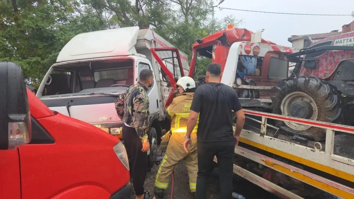 Bursa'da çekici ile kamyonet çarpıştı 4 yaralı
