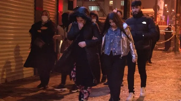 İstanbul Zeytinburnu’nda büyük panik! 4 katlı binanın çatısı alev alev yandı - 2