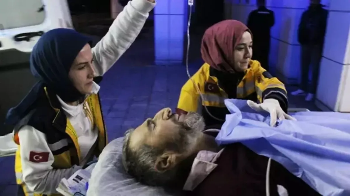 Torunu ile tartışan kişileri ayırmak isterken pompalı tüfekle yaralandı