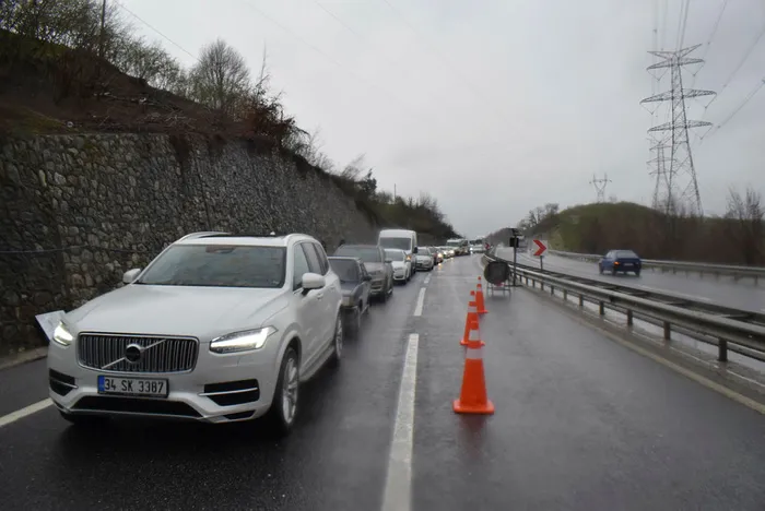 Düzce D-655 karayolu heyelan nedeni ile yol trafiğe kapatıldı - 1