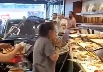 İstanbul'da korkunç kaza! Kontrolden çıkan cip pastaneye daldı | O anlar kamerada