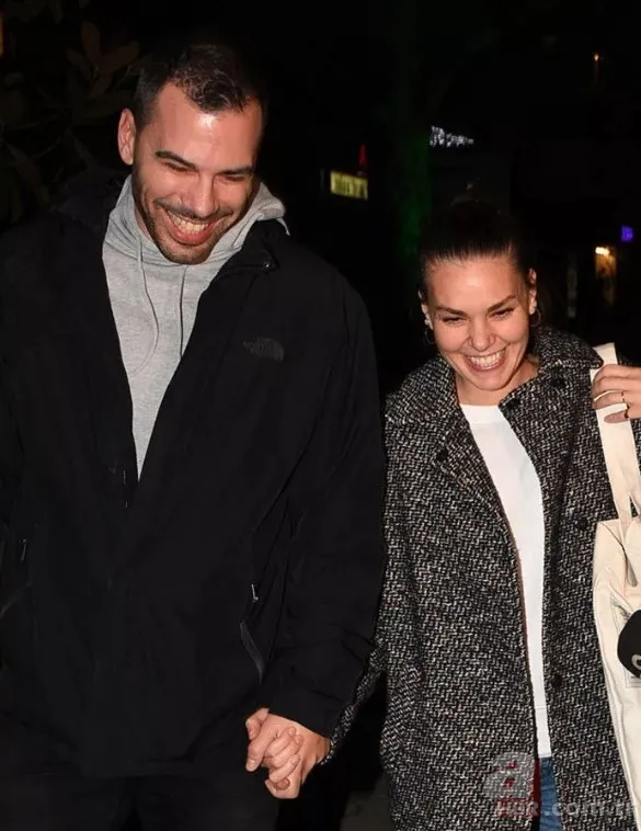 Bebek bekleyen Aslı Enver eşine poz verdi! Fotoğraflarına beğeni yağdı 3